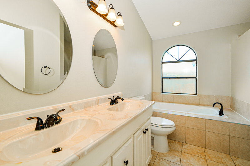 2,390/Mo, 1965 River Park Blvd Orlando, FL 32817 Main Bathroom View