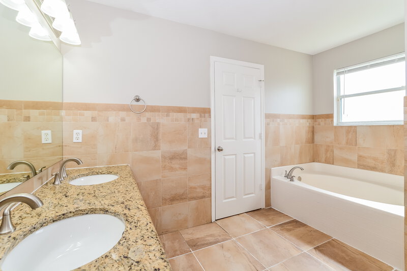 2,325/Mo, 588 Southridge Rd Clermont, FL 34711 Main Bathroom View
