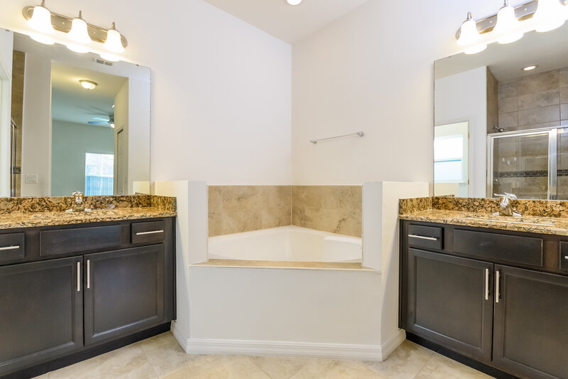 1,905/Mo, 204 Genoa Ct Kissimmee, FL 34758 Main Bathroom View