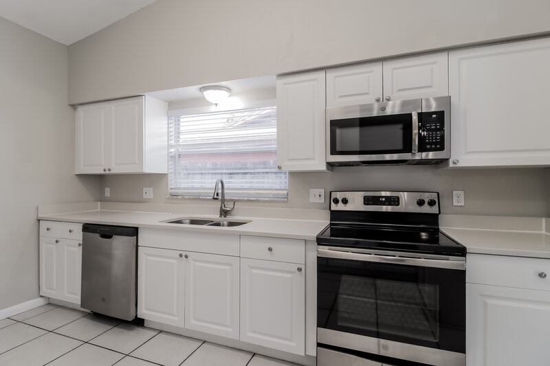 2,615/Mo, 5437 Wauchula Court Orlando, FL 32839 Kitchen View