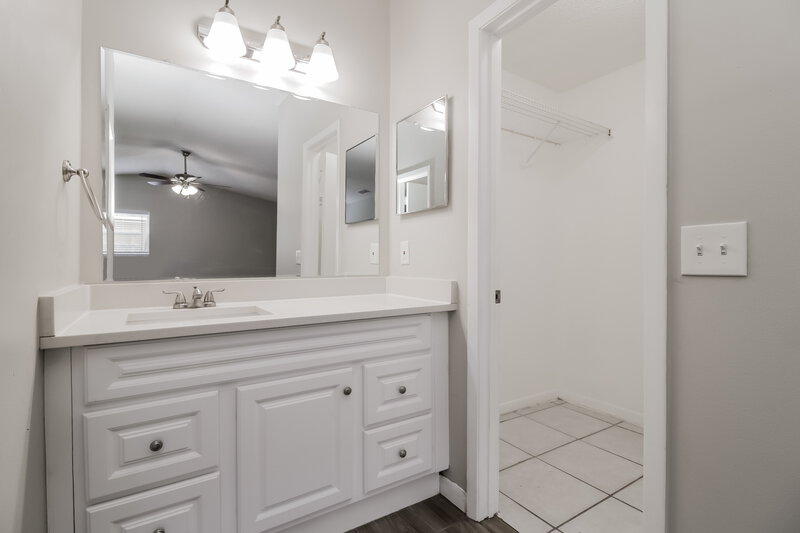 2,615/Mo, 5437 Wauchula Court Orlando, FL 32839 Main Bathroom View