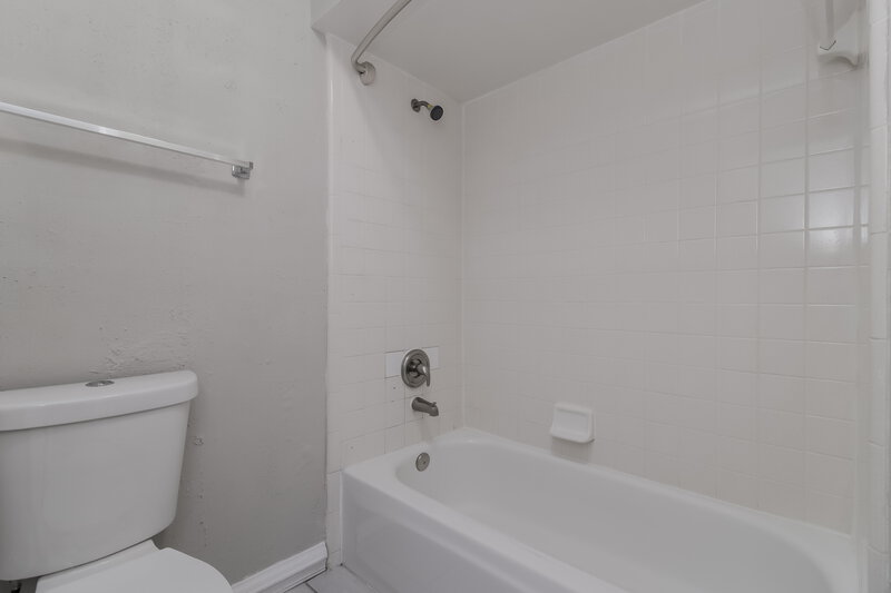 2,615/Mo, 5437 Wauchula Court Orlando, FL 32839 Main Bathroom View 2