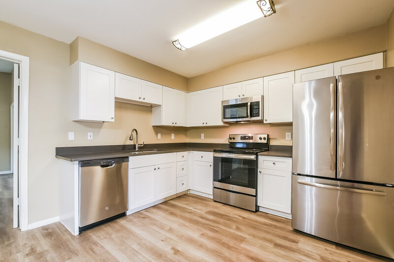 2,080/Mo, 1719 Orange View Way Saint Cloud, FL 34769 Kitchen View
