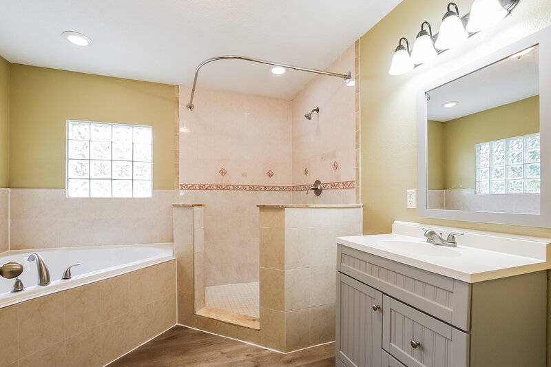 2,080/Mo, 1719 Orange View Way Saint Cloud, FL 34769 Main Bathroom View