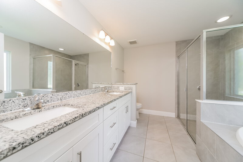 2,115/Mo, 828 Valnera Ct Kissimmee, FL 34758 Main Bathroom View