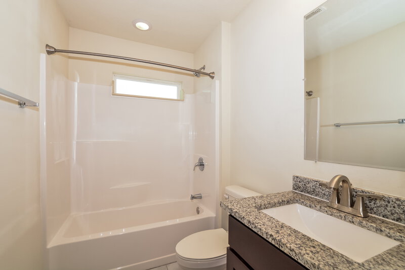 1,935/Mo, 938 Nancy Court Kissimmee, FL 34759 Bathroom View