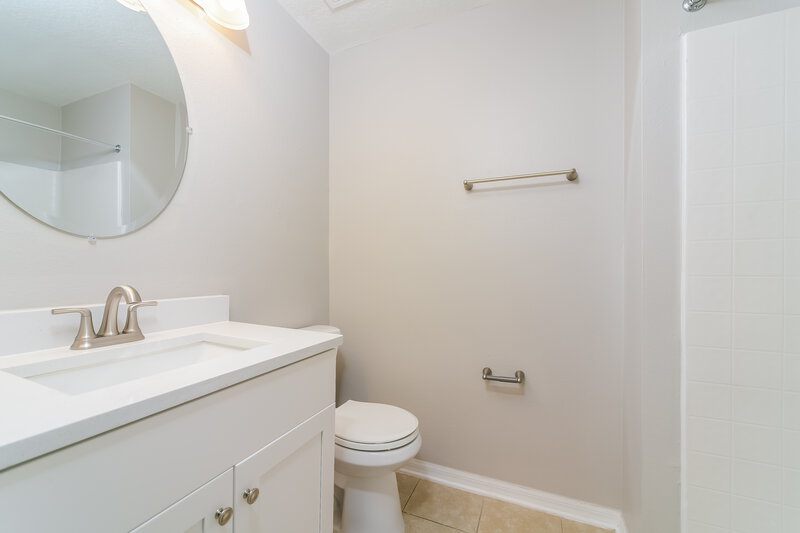 1,850/Mo, 816 Jarnac Dr Kissimmee, FL 34759 Main Bathroom View
