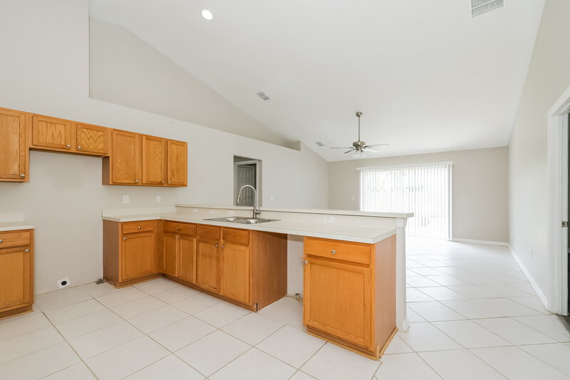 1,980/Mo, 634 Basingstoke Ct Kissimmee, FL 34758 Kitchen View