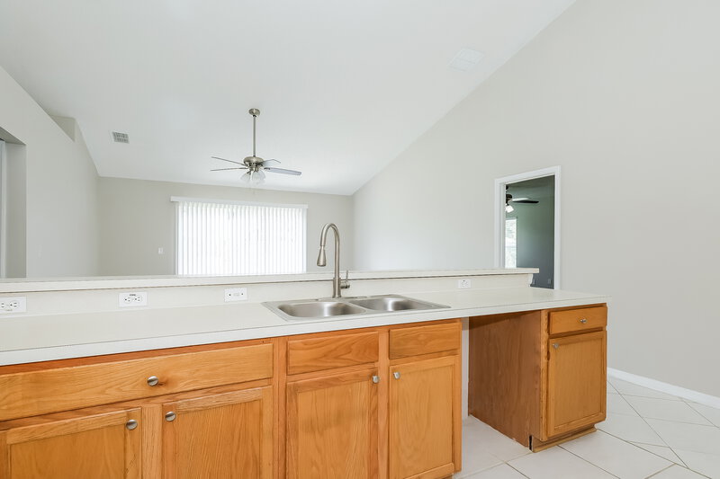 1,980/Mo, 634 Basingstoke Ct Kissimmee, FL 34758 Kitchen View 2