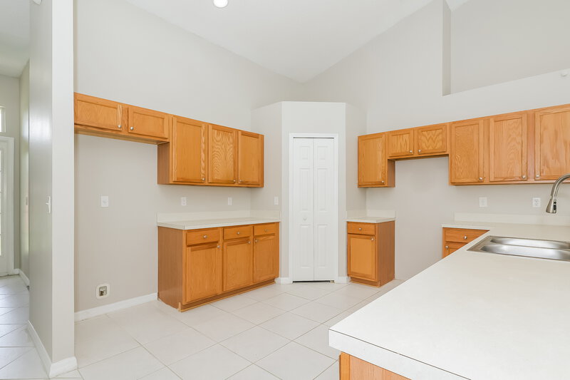1,980/Mo, 634 Basingstoke Ct Kissimmee, FL 34758 Kitchen View 3