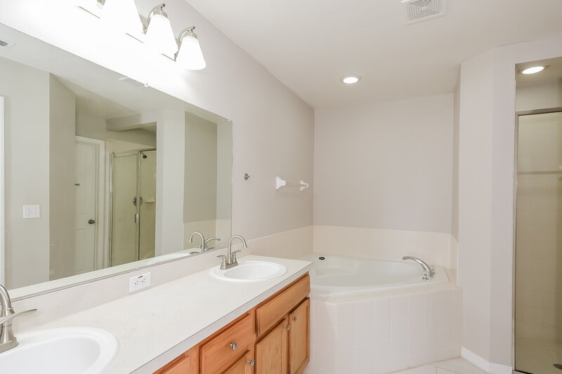 1,980/Mo, 634 Basingstoke Ct Kissimmee, FL 34758 Main Bathroom View