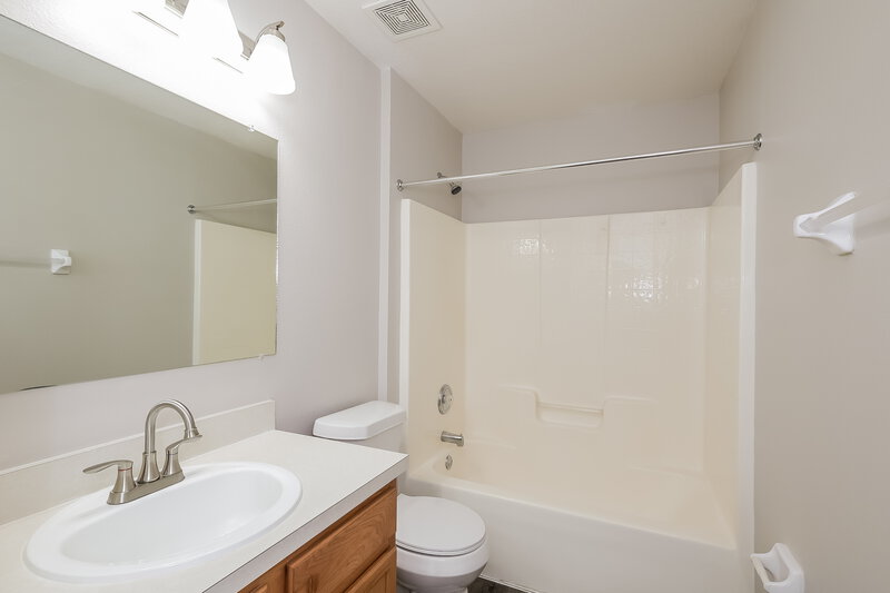 1,980/Mo, 634 Basingstoke Ct Kissimmee, FL 34758 Bathroom View