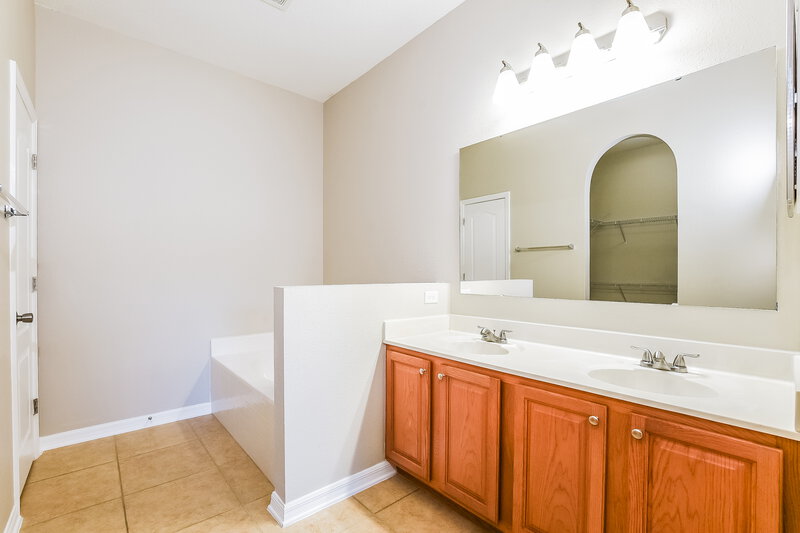 1,960/Mo, 4831 Petal Pawpaw Ln Saint Cloud, FL 34772 Main Bathroom View