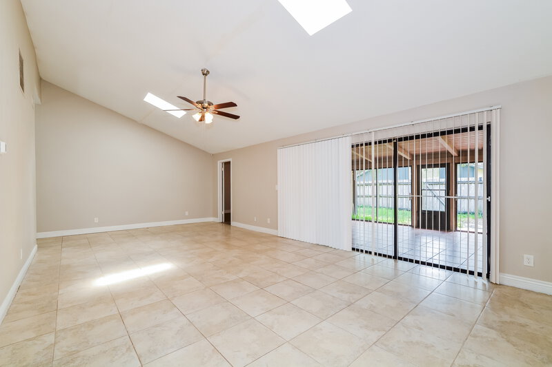 2,200/Mo, 1024 Old Magnolia Cove Apopka, FL 32712 Living Room View 2