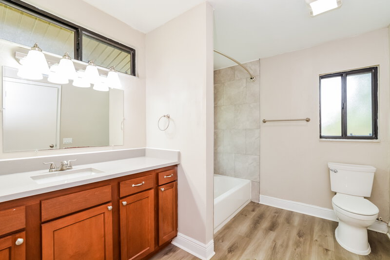 2,200/Mo, 1024 Old Magnolia Cove Apopka, FL 32712 Main Bathroom View