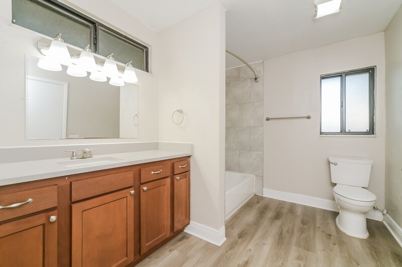 2,205/Mo, 1024 Old Magnolia Cove Apopka, FL 32712 Main Bathroom View