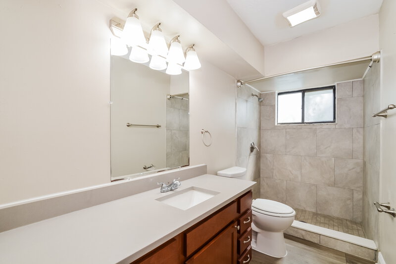 2,200/Mo, 1024 Old Magnolia Cove Apopka, FL 32712 Bathroom View