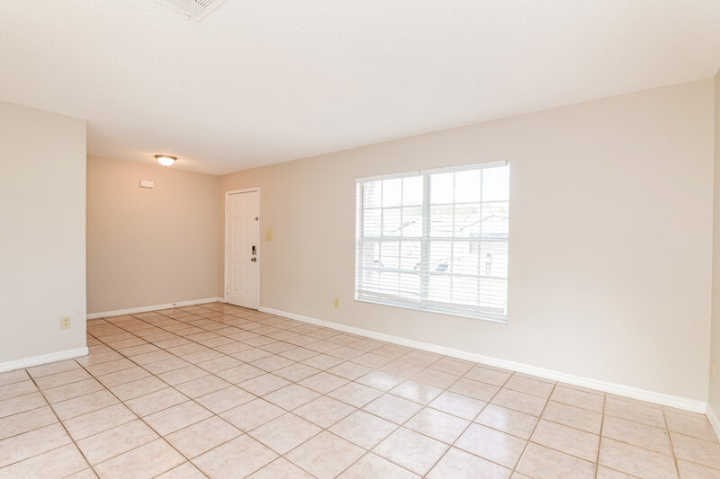1,580/Mo, 212 Great Yarmouth Court Kissimmee, FL 34758 Living Room View 2