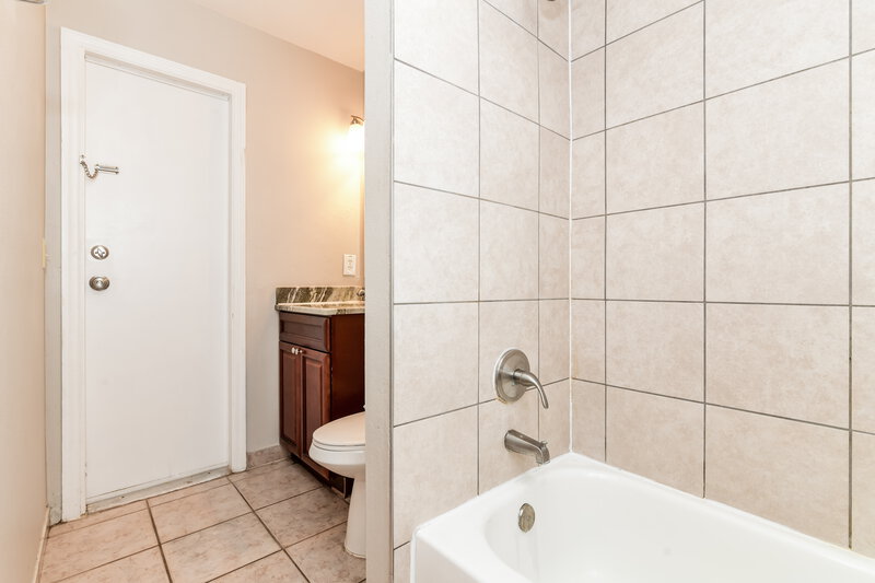 1,580/Mo, 212 Great Yarmouth Court Kissimmee, FL 34758 Main Bathroom View