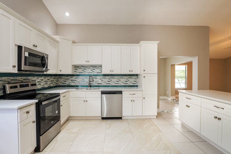 2,275/Mo, 2622 Dixie Ln Kissimmee, FL 34744 Kitchen View 2