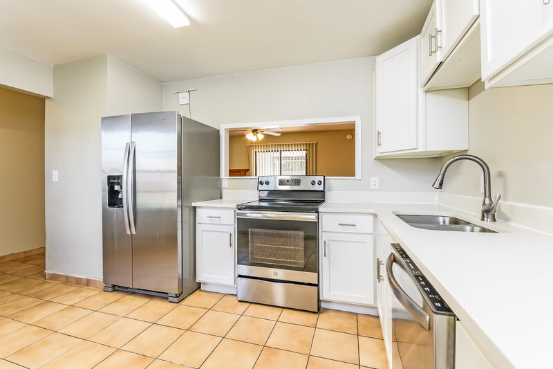 1,520/Mo, 645 Mckinley Court Kissimmee, FL 34758 Kitchen View 2