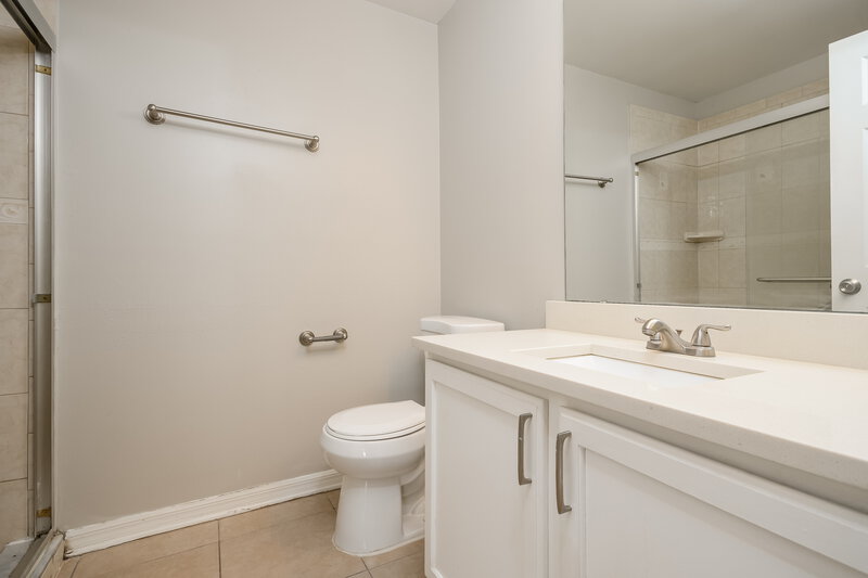 2,075/Mo, 7661 Harbor Bend Cir Orlando, FL 32822 Bathroom View