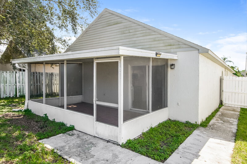 2,075/Mo, 7661 Harbor Bend Cir Orlando, FL 32822 Rear View