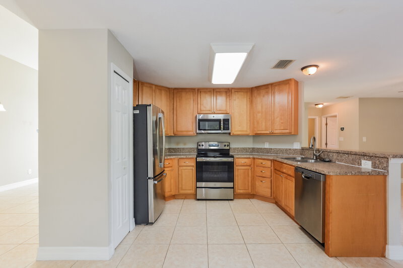 2,340/Mo, 811 Longleaf Pine Ct Orlando, FL 32825 Kitchen View