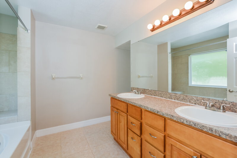 2,340/Mo, 811 Longleaf Pine Ct Orlando, FL 32825 Main Bathroom View