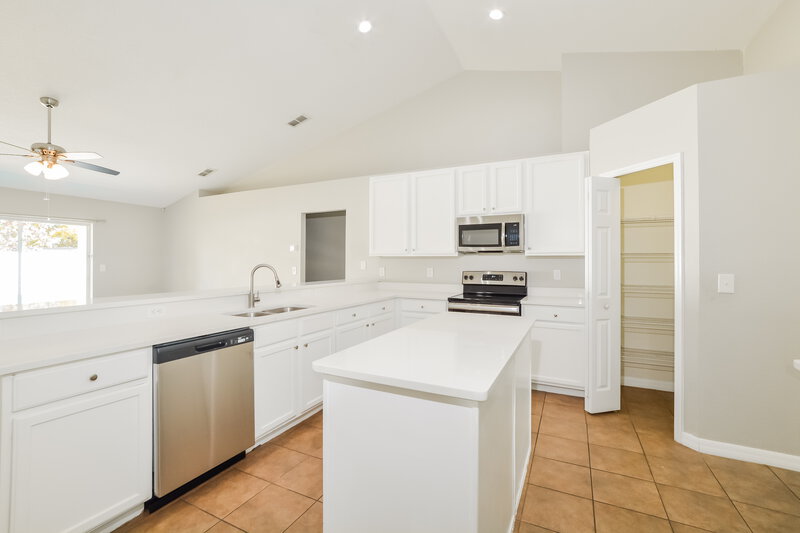 2,255/Mo, 4619 Woodford Dr Kissimmee, FL 34758 Kitchen View 2