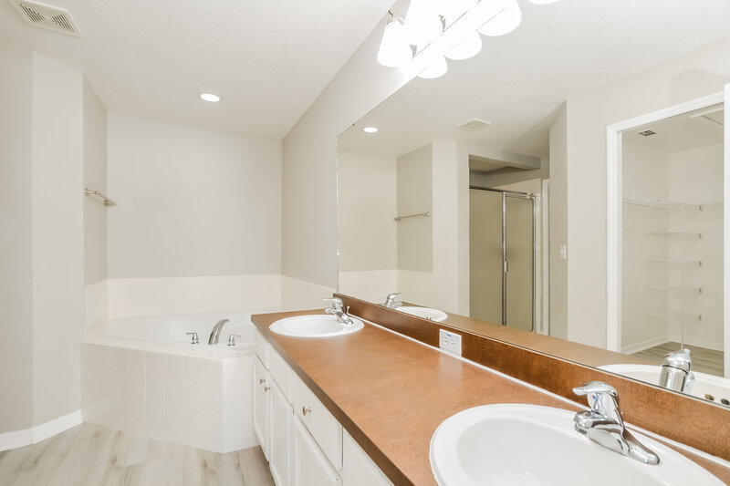 2,255/Mo, 4619 Woodford Dr Kissimmee, FL 34758 Main Bathroom View