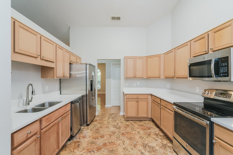 0/Mo, 1923 Southern Oak Loop Minneola, FL 34715 Kitchen View 2