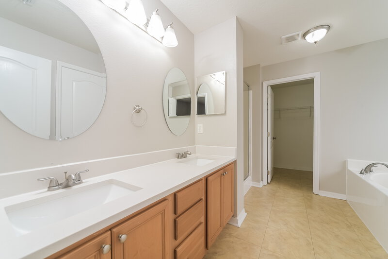 0/Mo, 1923 Southern Oak Loop Minneola, FL 34715 Main Bathroom View
