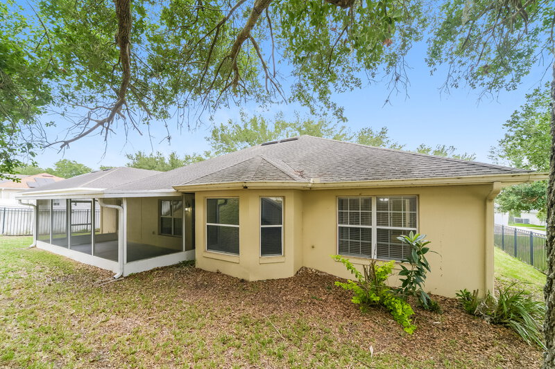 0/Mo, 1923 Southern Oak Loop Minneola, FL 34715 Rear View