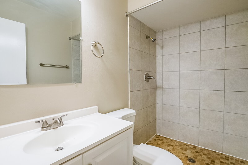 1,595/Mo, 718 Del Prado Dr Kissimmee, FL 34758 Main Bathroom View