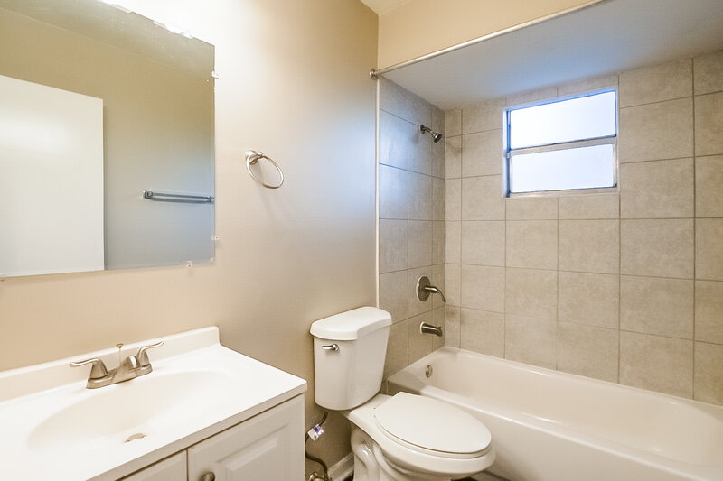 1,595/Mo, 718 Del Prado Dr Kissimmee, FL 34758 Bathroom View