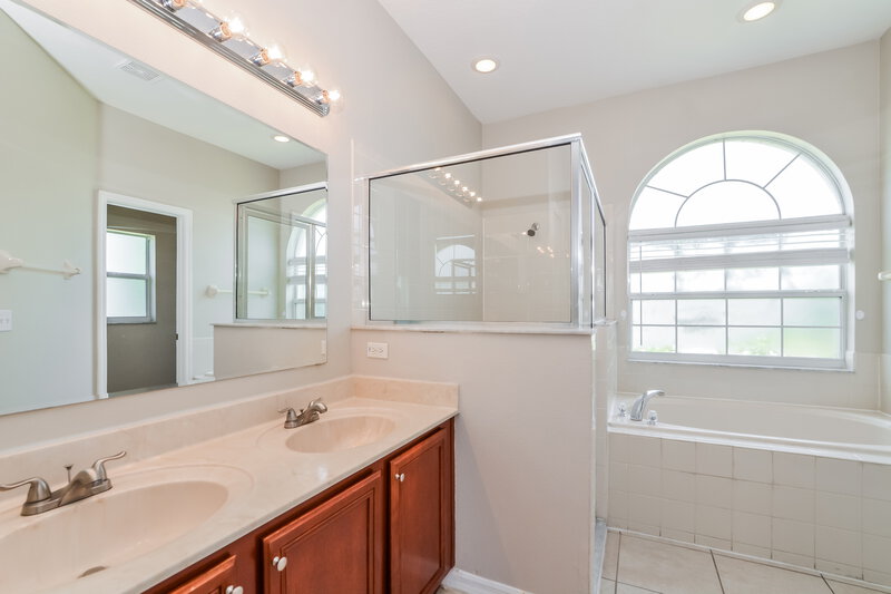 2,110/Mo, 562 Bristol Cir Kissimmee, FL 34758 Main Bathroom View
