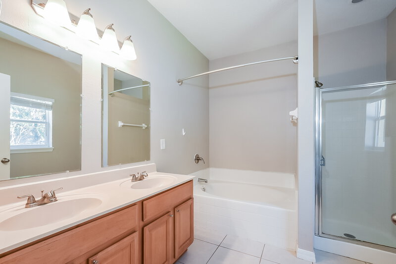 2,190/Mo, 336 Marathon Ln Sanford, FL 32771 Main Bathroom View