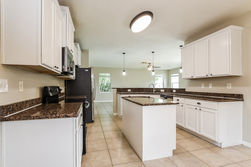 2,135/Mo, 123 Prairie Falcon Dr Groveland, FL 34736 Kitchen View