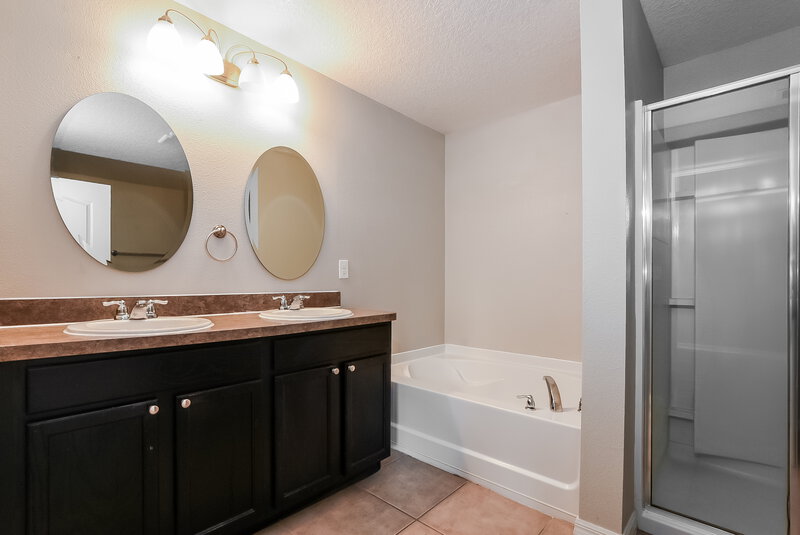 2,135/Mo, 123 Prairie Falcon Dr Groveland, FL 34736 Main Bathroom View