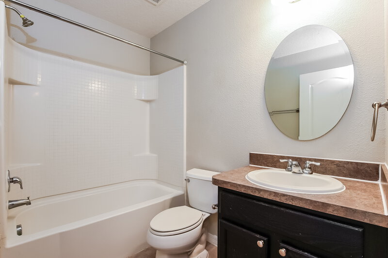 2,135/Mo, 123 Prairie Falcon Dr Groveland, FL 34736 Bathroom View