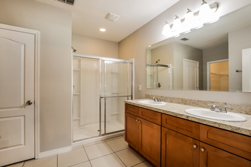 2,140/Mo, 2372 Valhalla Dr Tavares, FL 32778 Main Bathroom View