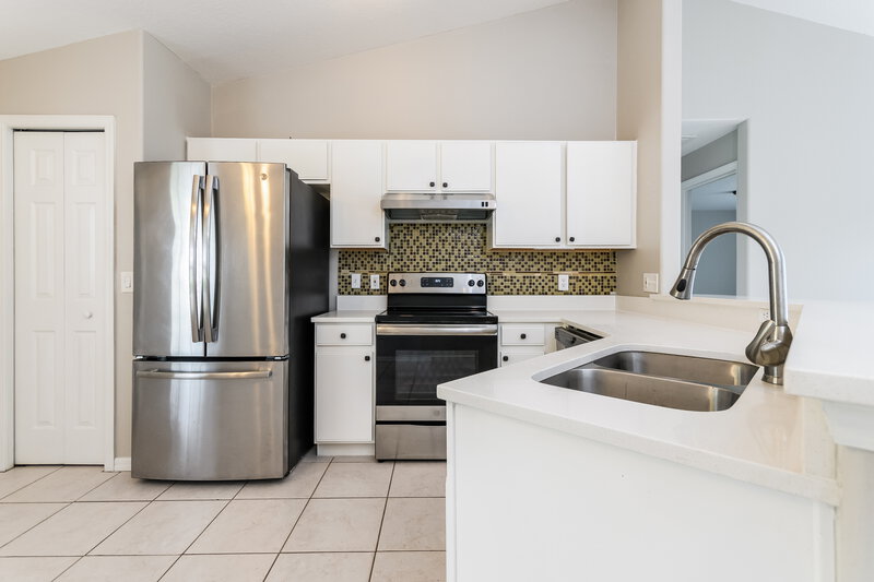 2,095/Mo, 2607 Settlers Trail Saint Cloud, FL 34772 Kitchen View