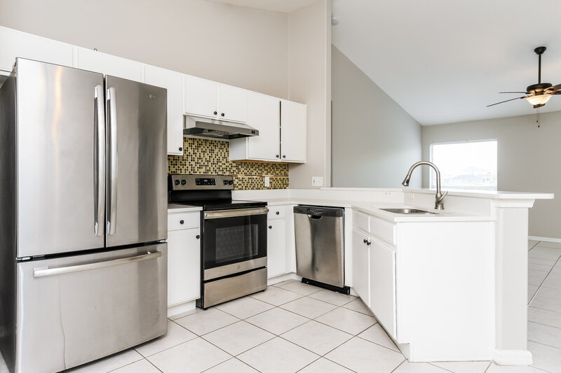 2,095/Mo, 2607 Settlers Trail Saint Cloud, FL 34772 Kitchen View 2