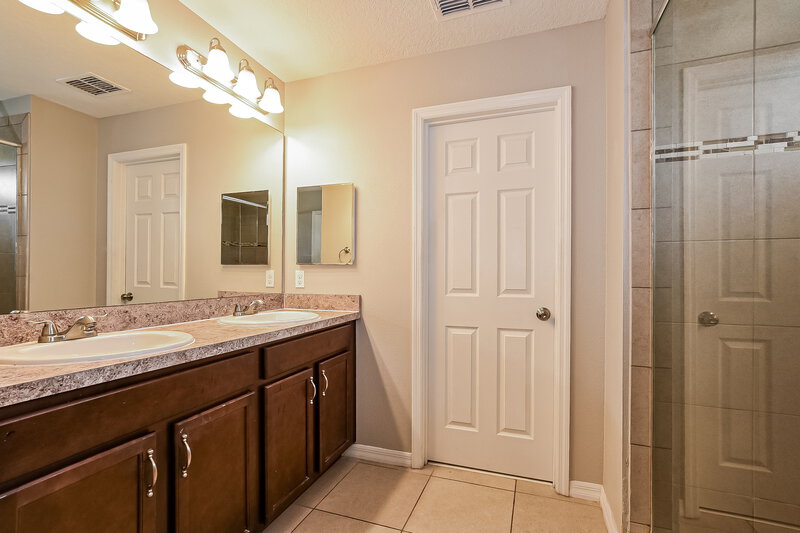 2,335/Mo, 3171 Turret Dr Kissimmee, FL 34743 Main Bathroom View