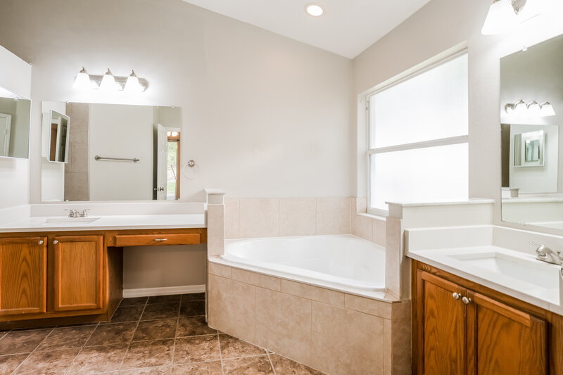 2,410/Mo, 1496 Sunset Village Blvd Clermont, FL 34711 Main Bathroom View