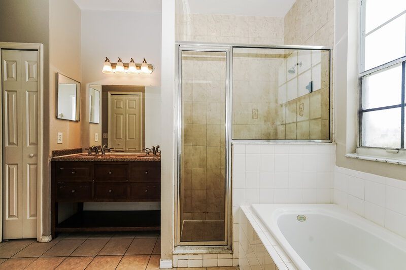 1,805/Mo, 55 Alicante Ct Kissimmee, FL 34758 Main Bathroom View