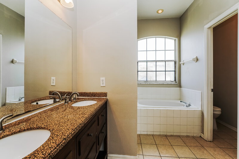 1,805/Mo, 55 Alicante Ct Kissimmee, FL 34758 Main Bathroom View 2