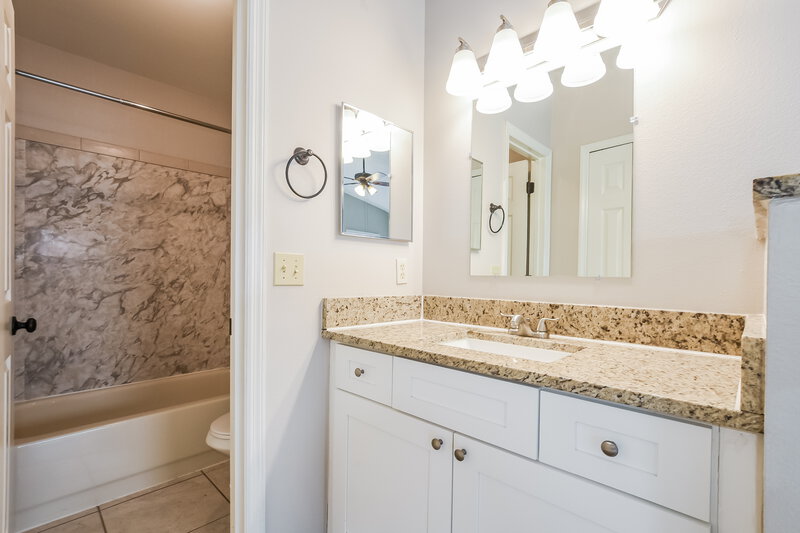 2,345/Mo, 1999 Excalibur Dr Orlando, FL 32822 Main Bathroom View