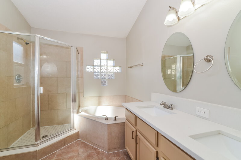 2,350/Mo, 4412 Brookstone Ct Orlando, FL 32826 Main Bathroom View